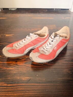 PUMA Speeders - Apricot and Tan Retro Low-Top Women’s Sneakers - size 8